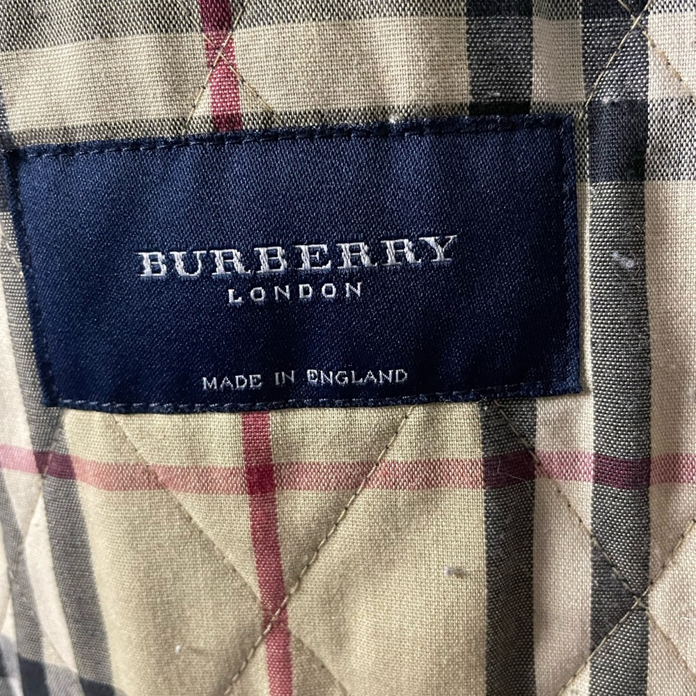 Burberry Black Quilted Jacket w/corduroy collar & Classic Nova Check lining. - Picture 7 of 14
